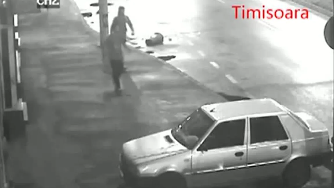 Doi tineri, filmaţi în timp ce vandalizau o maşină VIDEO