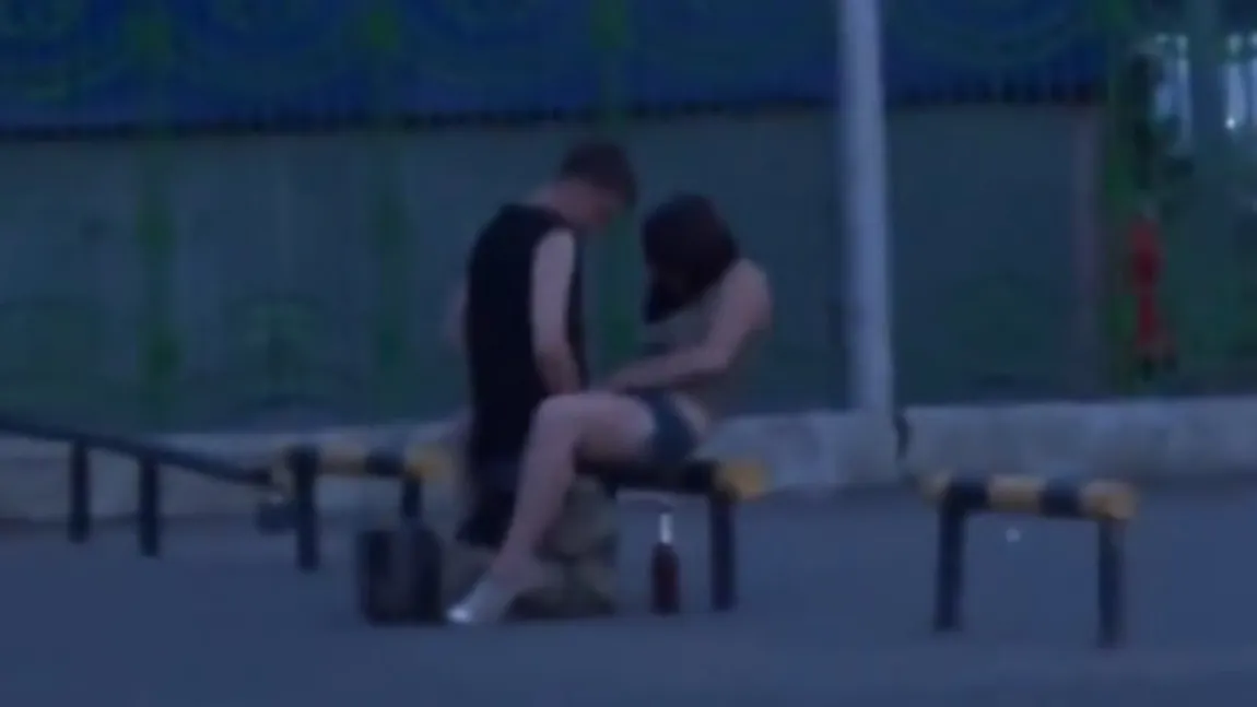 Scene din filme XXX în parc, lângă copii. Nu o să-ţi vină să crezi ce a făcut un cuplu VIDEO