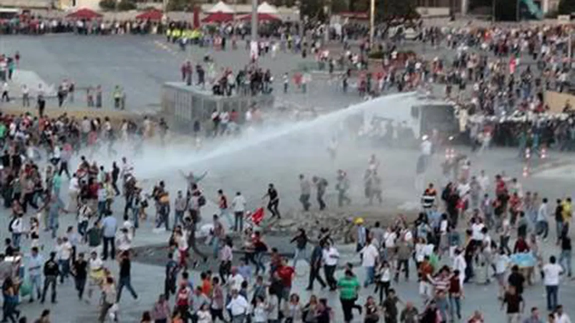 Noi proteste la Istanbul. Poliţia a folosit tunuri cu apă împotriva manifestanţilor