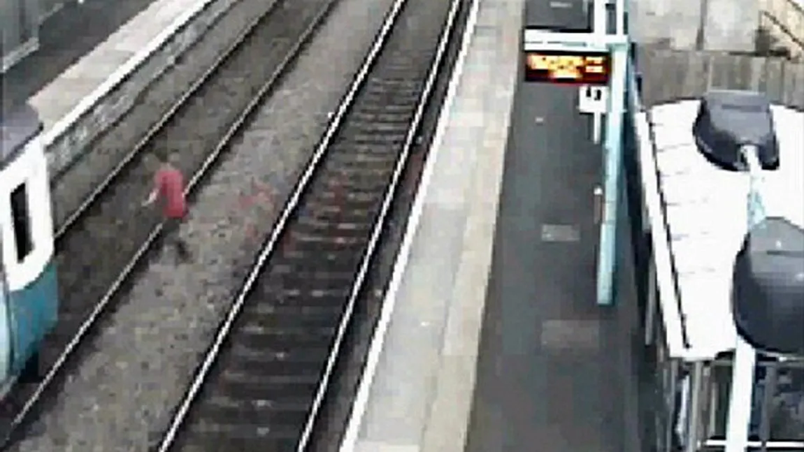 Dovadă incredibilă de inconştienţă: A scăpat la milimetru din faţa trenului VIDEO