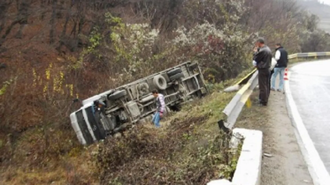 Un TIR s-a răsturnat într-o râpă în zona Tulnici