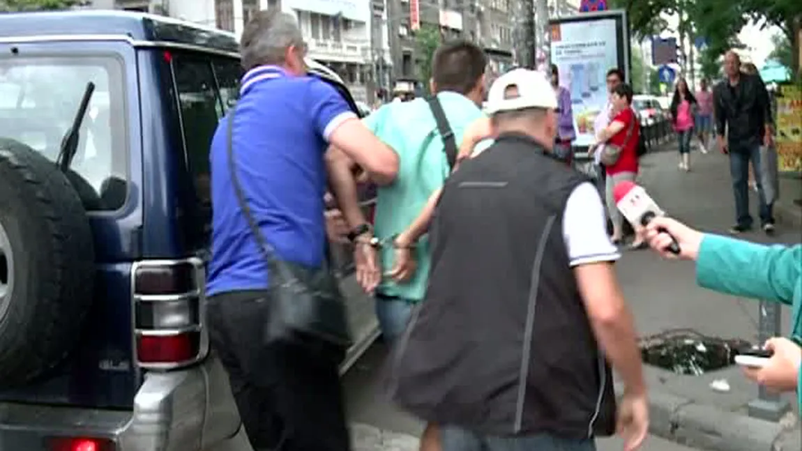 Traficanţi de etnobotanice, încătuşaţi în trafic, în centrul Bucureştiului VIDEO