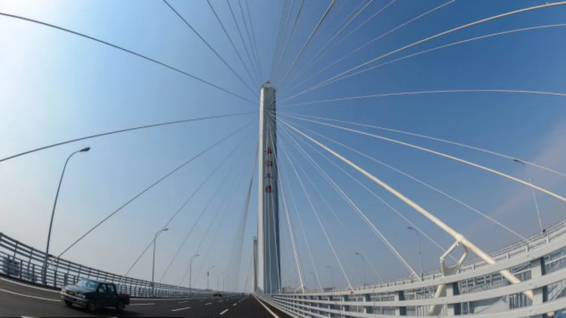 Cel mai mare pod pe cabluri din lume a fost inaugurat în China. E lung de 10 km şi lat de 780 m