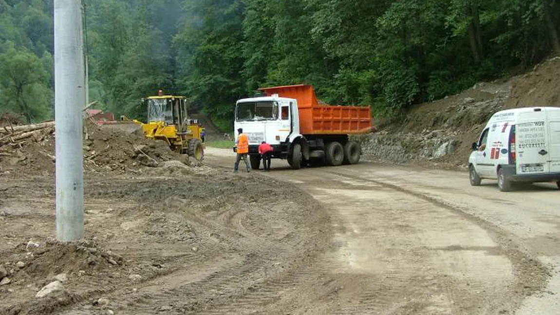 Circulaţie îngreunată între Voineasa şi Vidra din cauza căderilor de pietre