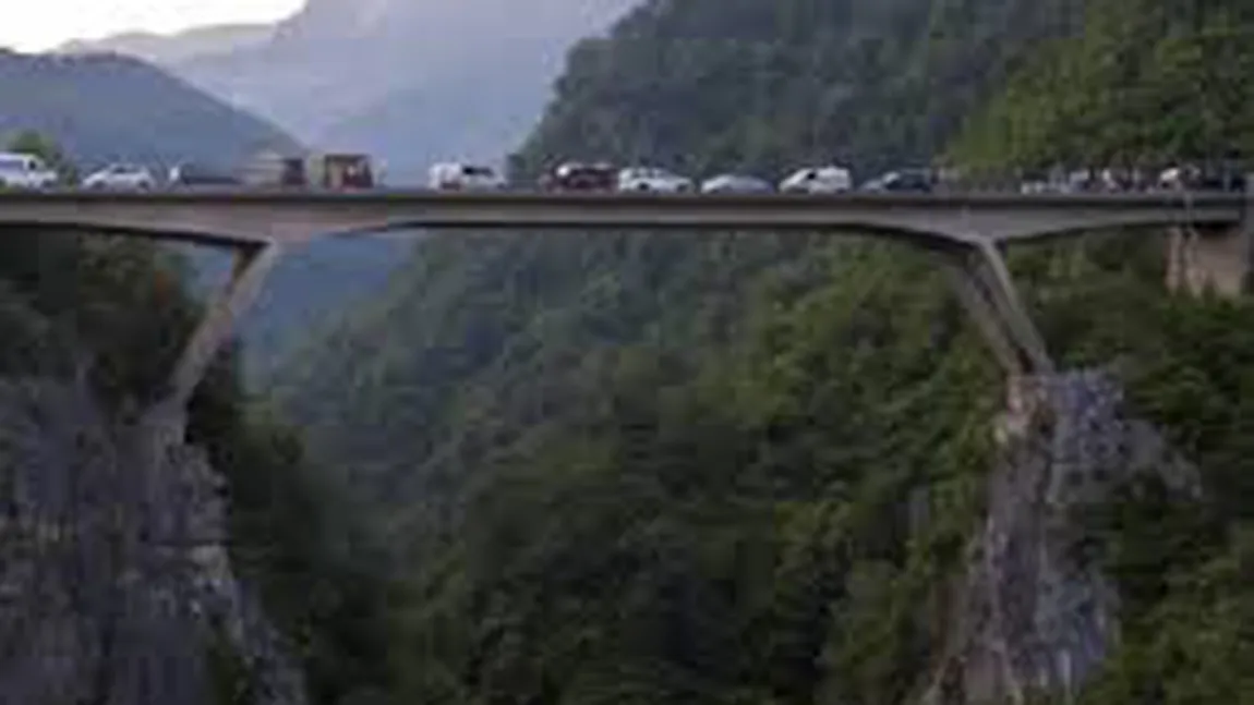 Ambasadorul României în Muntenegru: Şoferul a încercat să evite lovirea unor copii de pe viaduct