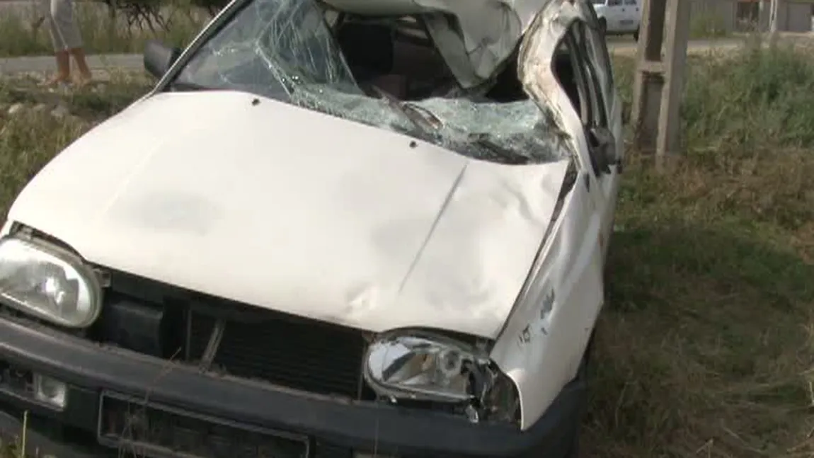 Accident cu trei victime, după ce o maşină a lovit o căruţă VIDEO