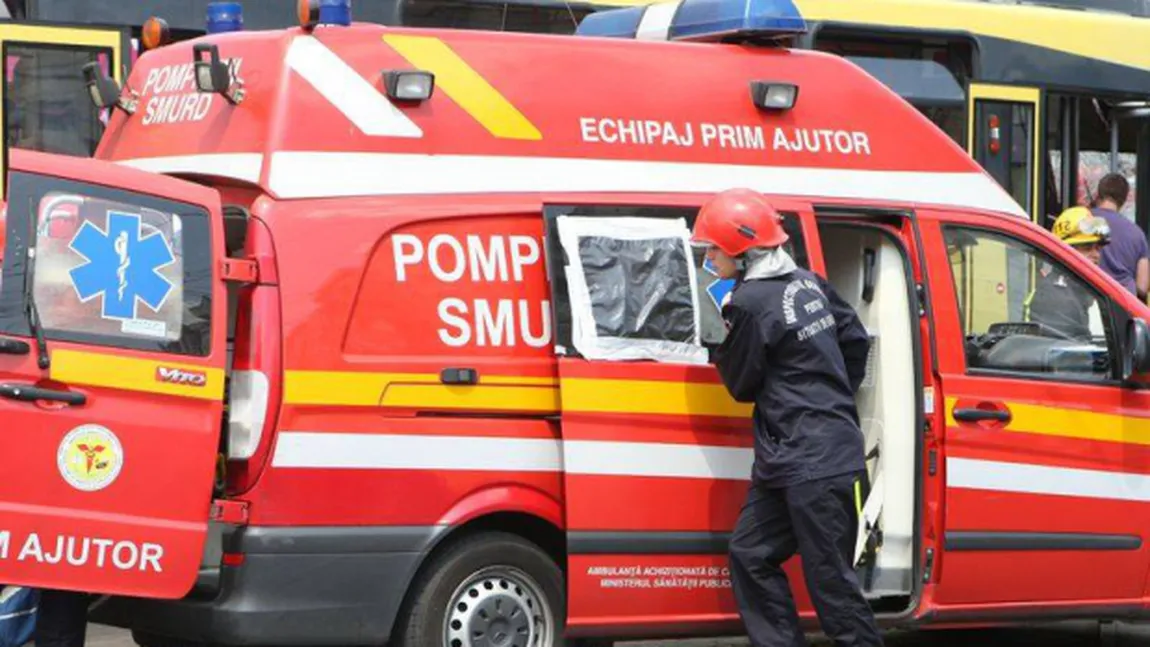 ACCIDENT GRAV în Capitală. Un şofer a ajuns la spital după ce a intrat într-un refugiu de tramvai