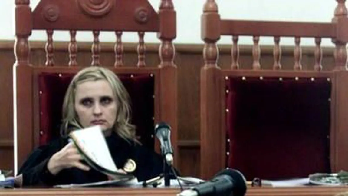 Judecătoarele Dinu şi Costache, trimise în judecată pentru corupţie, împreună cu alte 21 de persoane
