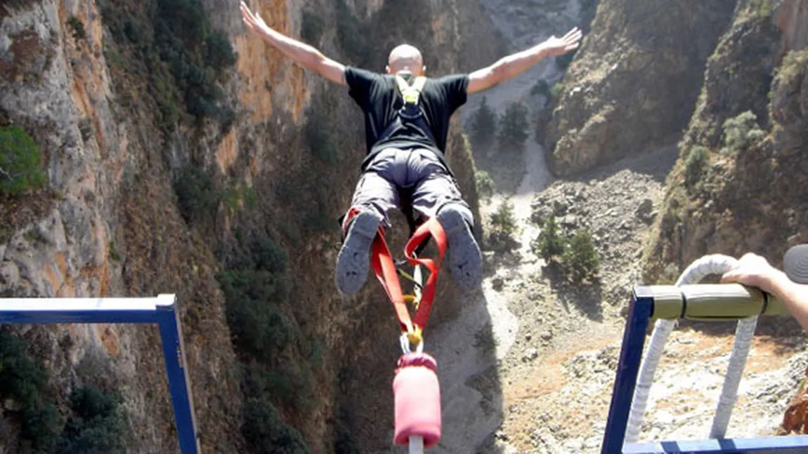 A crezut că a primit cadou o săritură BUNGEE JUMPING, dar a devenit subiect de RÂS - VIDEO