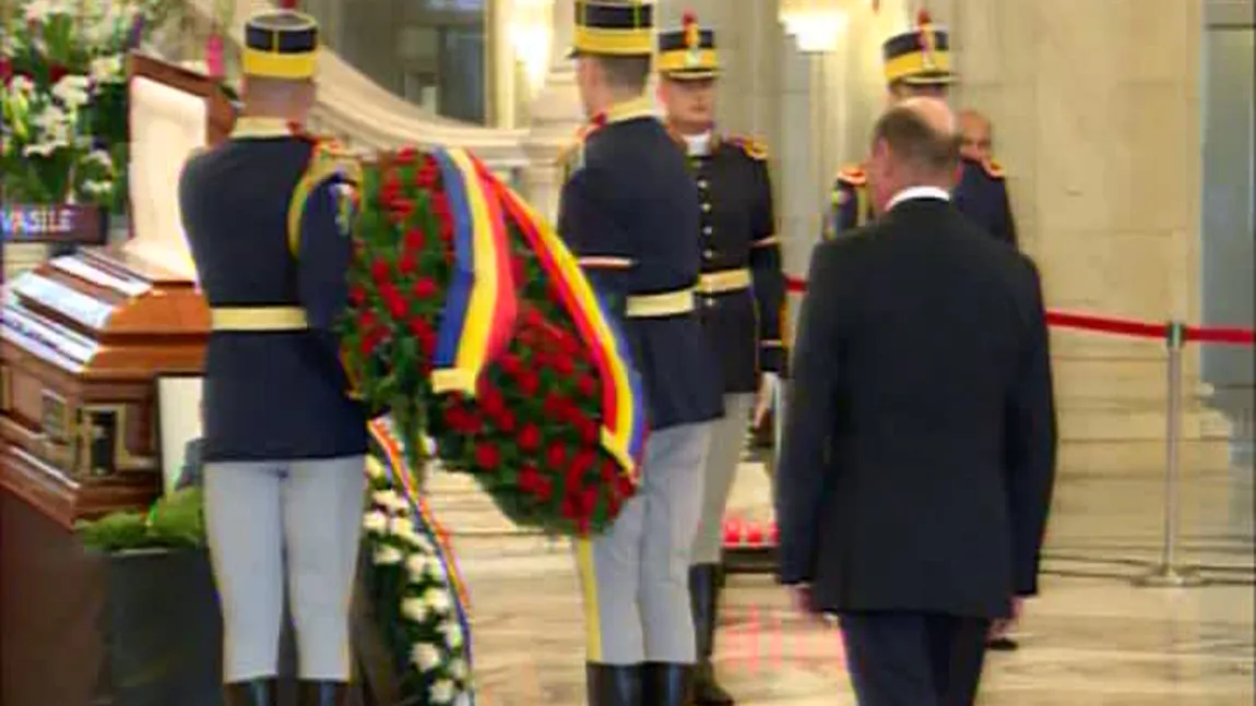 Radu Vasile, condus pe ultimul drum. Fostul premier, înmormântat cu ONORURI MILITARE