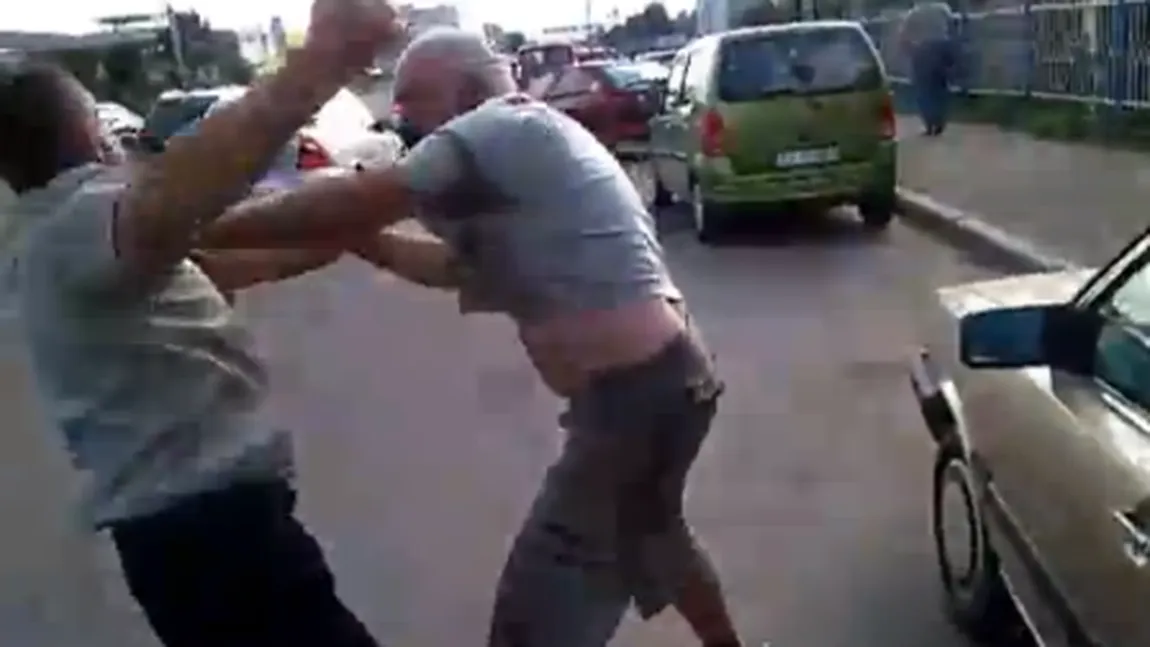 Bărbaţi care s-au bătut pe stradă în Cluj, amendaţi de poliţie