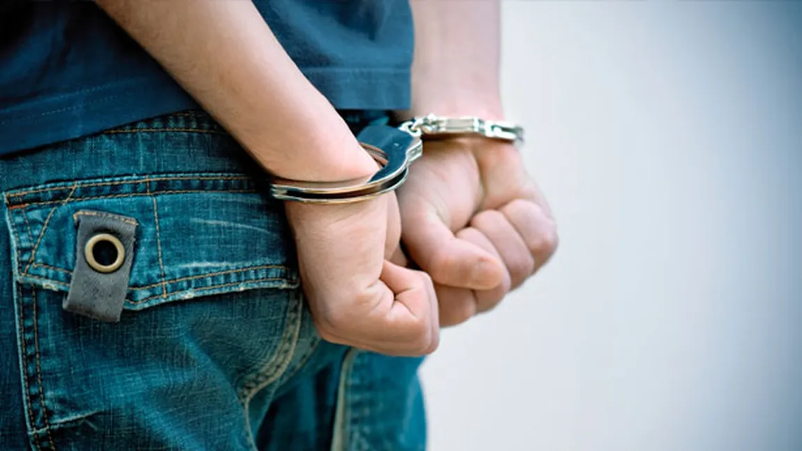 Un adolescent de 15 ani, arestat pentru comiterea a 16 infracţiuni de furt şi tentativă de furt
