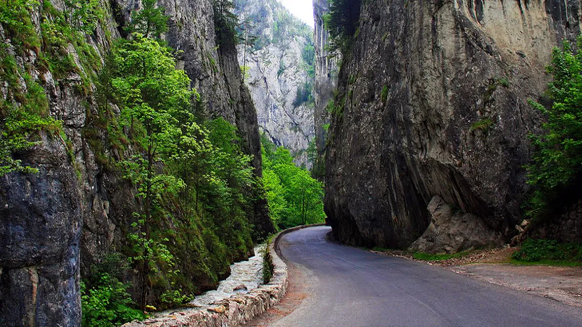 Căderi de pietre în Cheile Bicazului. Un turist maghiar, rănit după ce un bolovan i-a căzut în cap