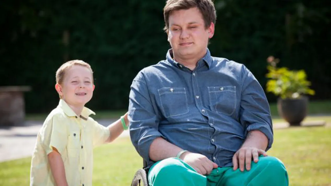 EMOŢIONANT: Un bărbat paralizat donează banii stranşi pentru operaţia salvatoare unui copil