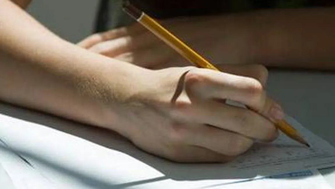 EXAMENUL DE DEFINITIVARE 2013. Peste 7.800 de candidaţi au susţinut proba scrisă