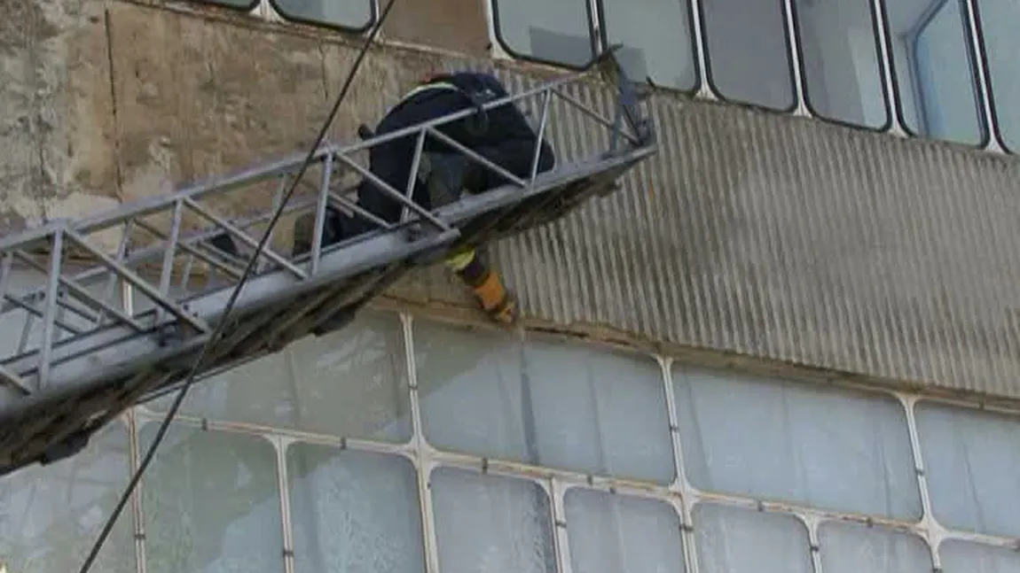 Vântul puternic a distrus faţada unui bloc, în Suceava VIDEO