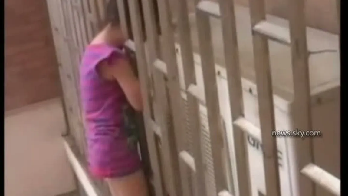 Incredibil: O fetiţă din China a rămas blocată cu capul între gratii, la înălţime VIDEO