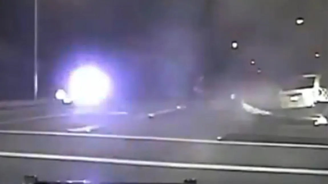 Salvare ca-n filme, în California. Poliţiştii au scos un şofer dintr-o maşină în flăcări