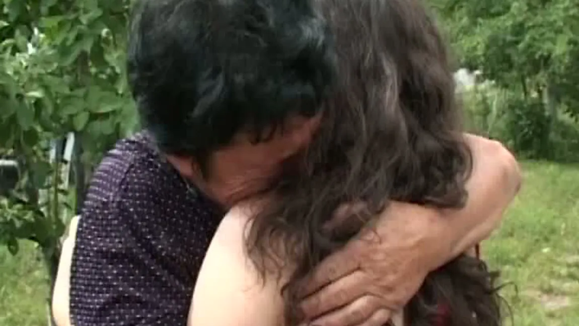 Moment emoţionant: Tânără adoptată acum 22 de ani s-a întors din Franţa pentru a-şi revedea familia
