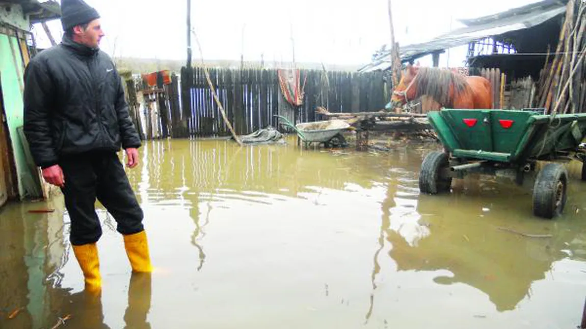 Staţie de alimentare cu apă şi sute de hectare de teren, inundate într-o localitate din Vaslui VIDEO