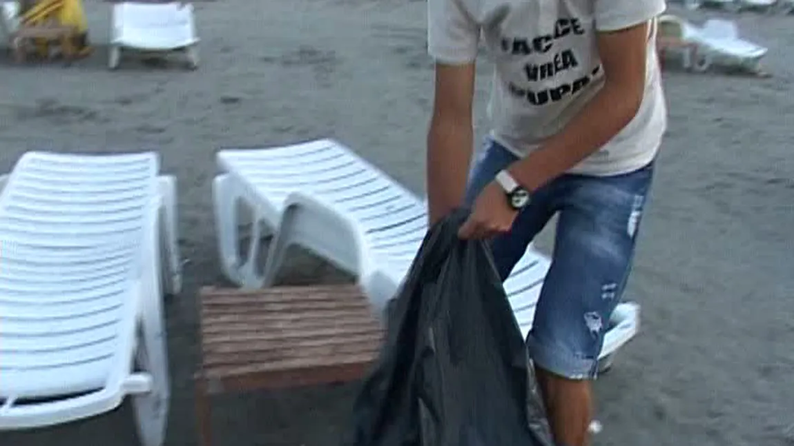 Bunul simţ a luat vacanţă. Turiştii de pe litoral transformă plaja într-o groapă de gunoi VIDEO