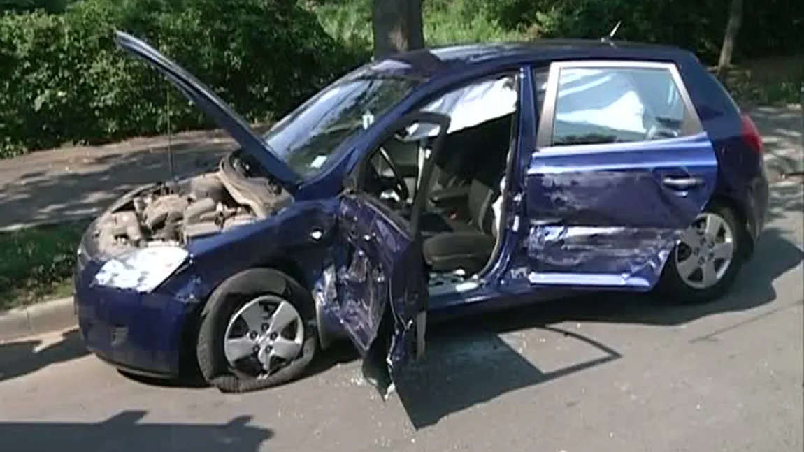 Accident pe Poligrafiei: O maşină s-a ciocnit de un alt autoturism, proiectându-l în copac VIDEO