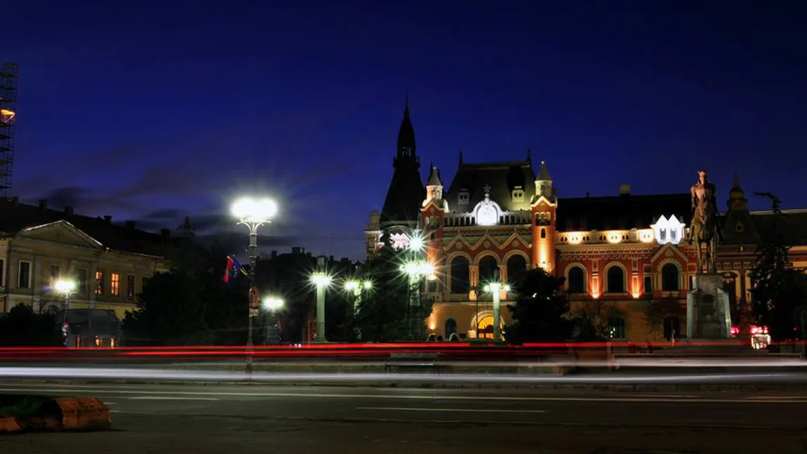 Clădirile de patrimoniu din centrul Oradei, iluminate pe timpul nopţii