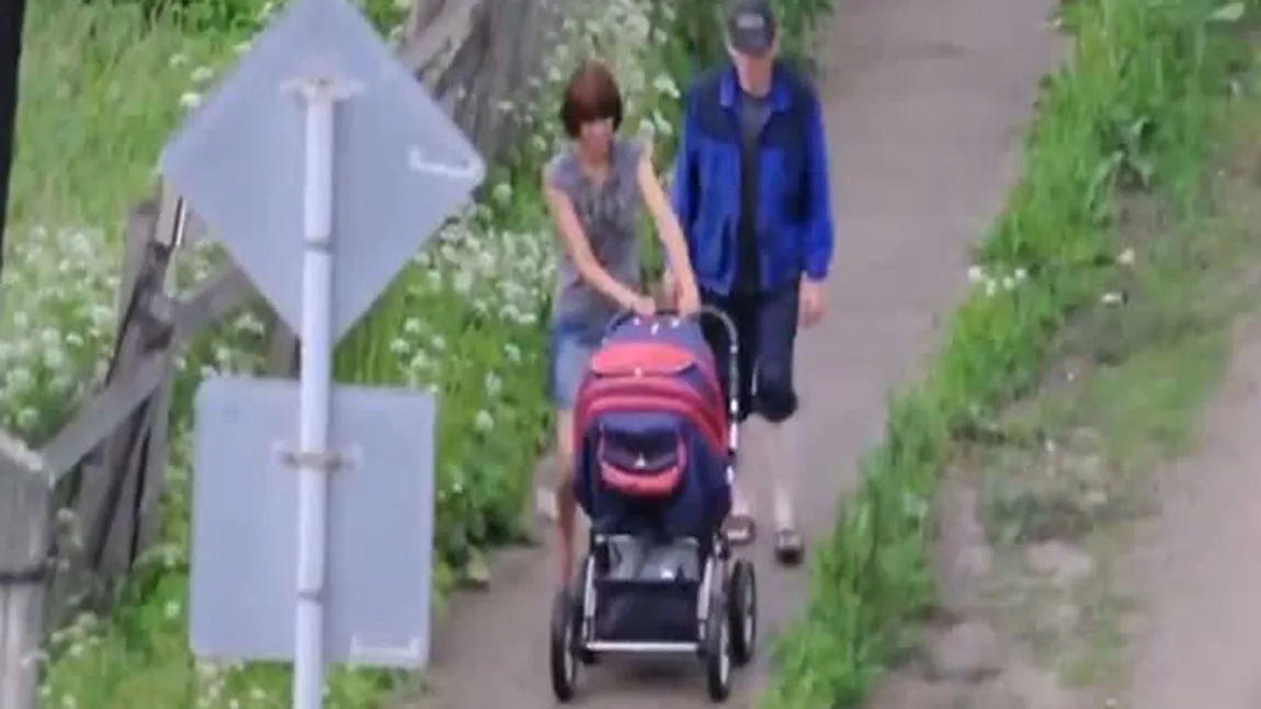 IRESPONSABILITATE cu miros de alcool. Părinţii unul copil ucrainean îşi plimbă beţi micuţul VIDEO