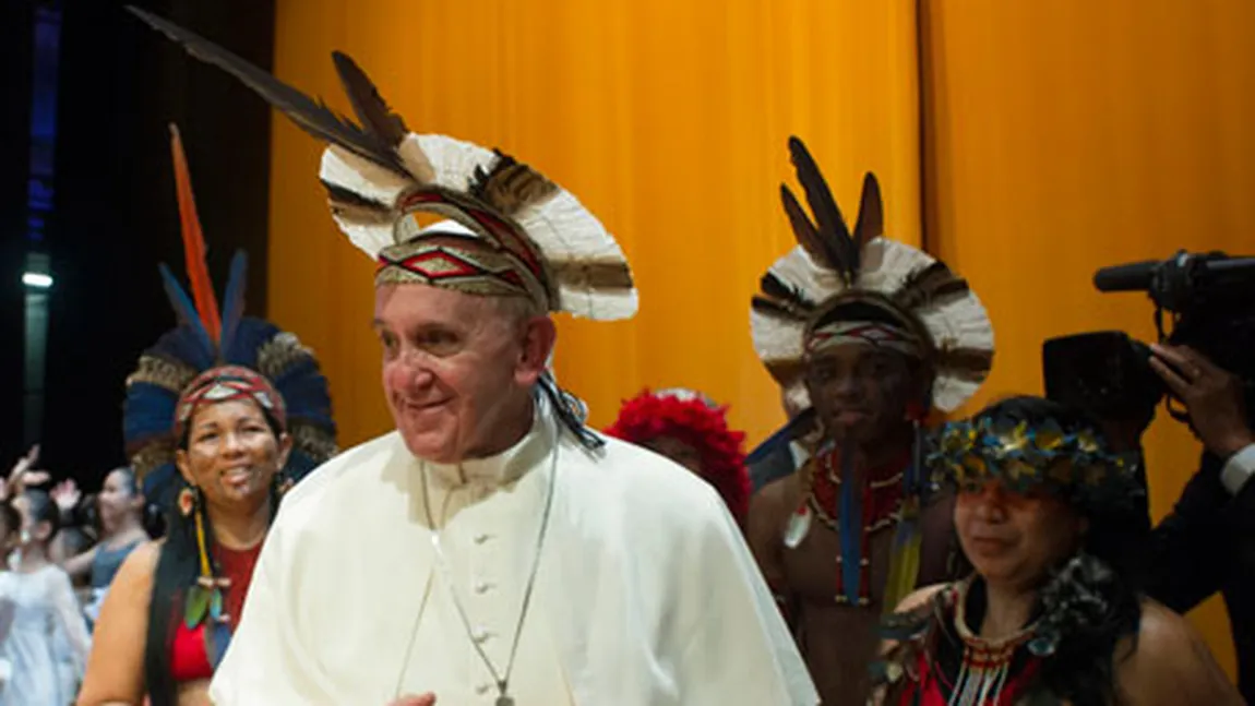 Un Suveran Pontif ca nimeni altul : Papa Francisc cu PENE PE CAP, urcând pe scenă, la Rio FOTO