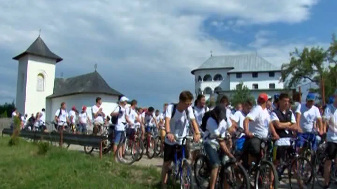 100 de PREOŢI au renunţat la sutană şi s-au urcat pe BICICLETE, într-o cursă inedită VIDEO