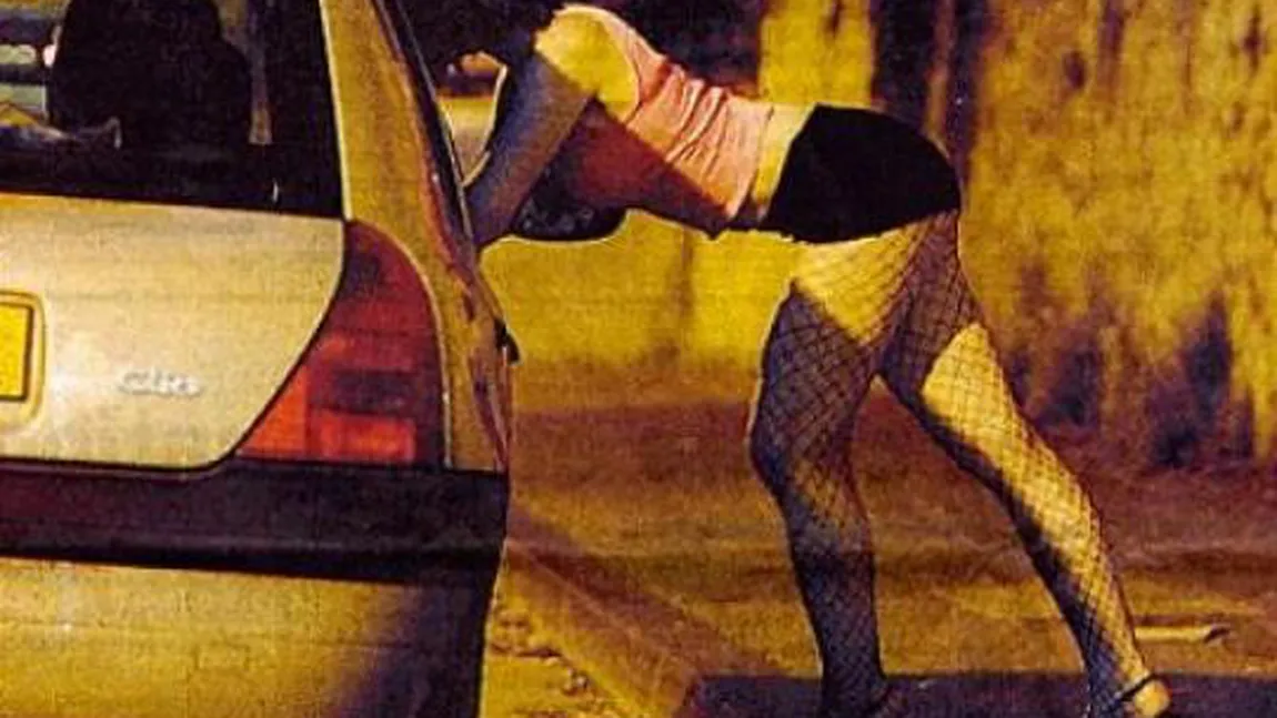 Travestit care se prostitua, bătut CRUNT de un client care a crezut că este femeie