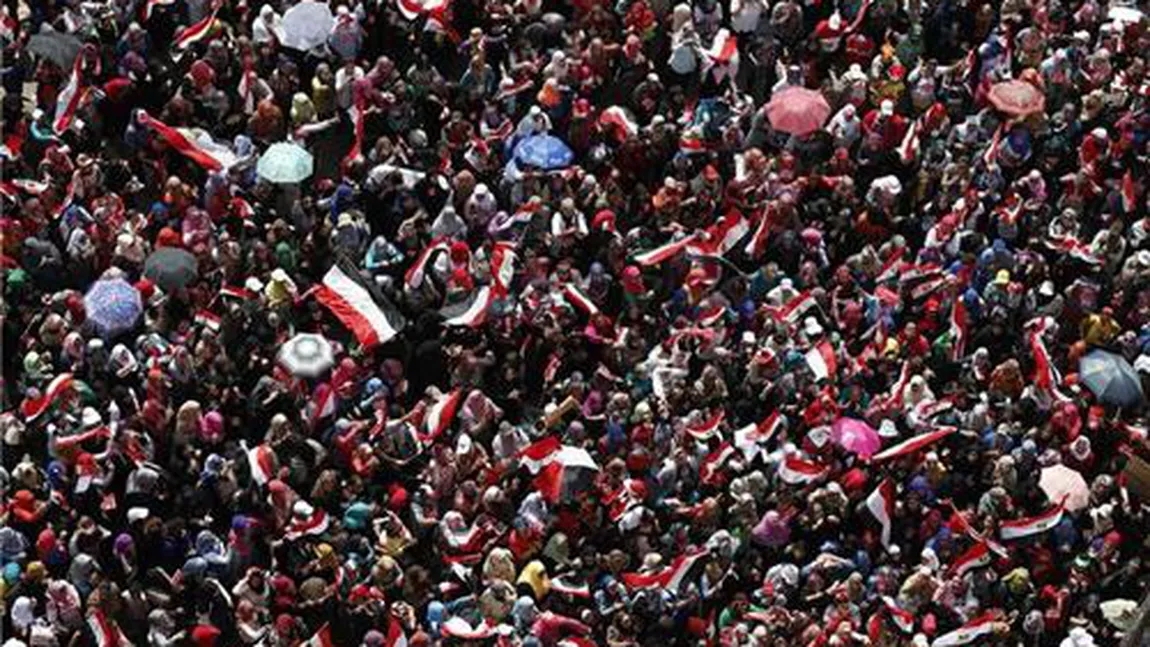 ÎMPUŞCĂTURI la Cairo între militanţi pro-Morsi şi militari egipteni. Trei persoane au MURIT