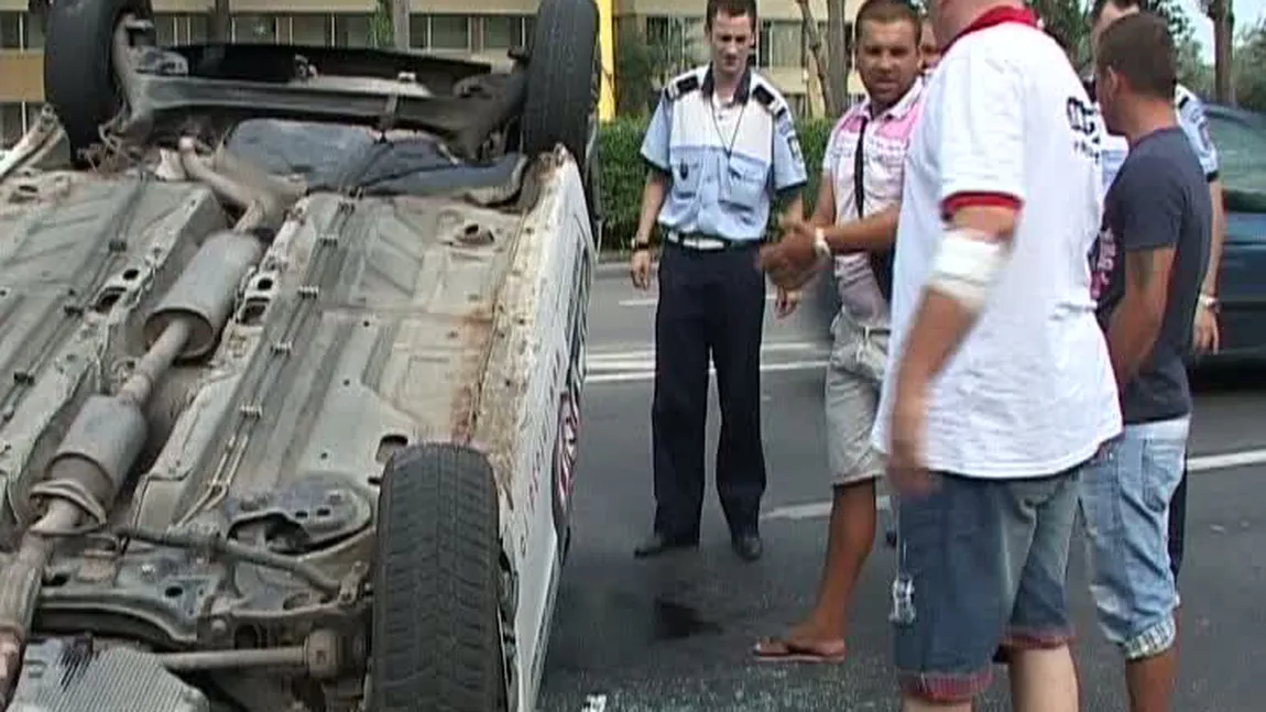 Accident SPECTACULOS în Mamaia. O maşină s-a răsturnat din cauza unui şofer băut VIDEO