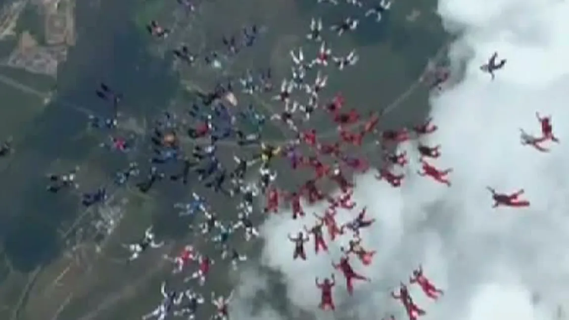 Record la skydiving: 101 femei au sărit din mai multe avioane deasupra unui oraş din Rusia VIDEO