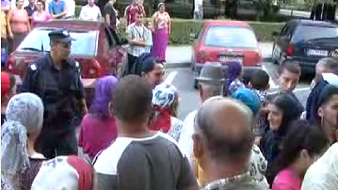 Romii au luat cu asalt sediul DIICOT din Târgu Jiu, supăraţi că mascaţii le-au ridicat rudele VIDEO