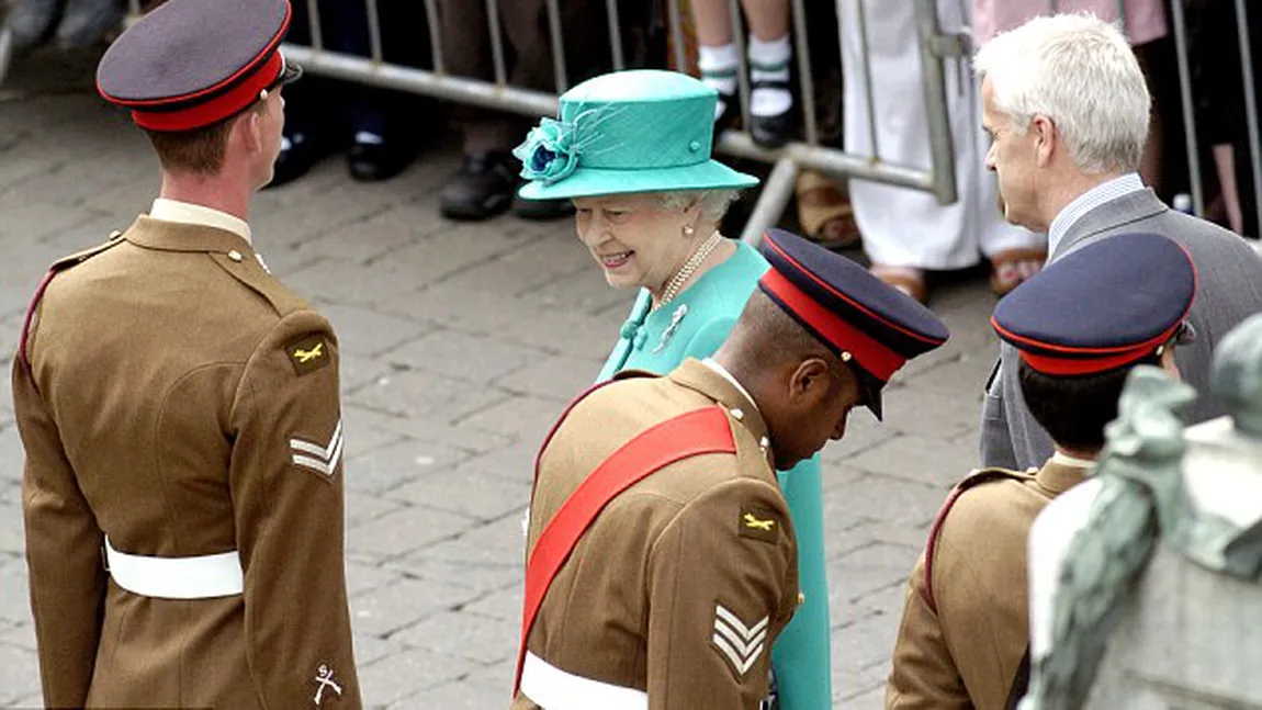 Gestul INCREDIBIL pe care un soldat l-a făcut în faţa Reginei Elisabeta a II-a GALERIE FOTO