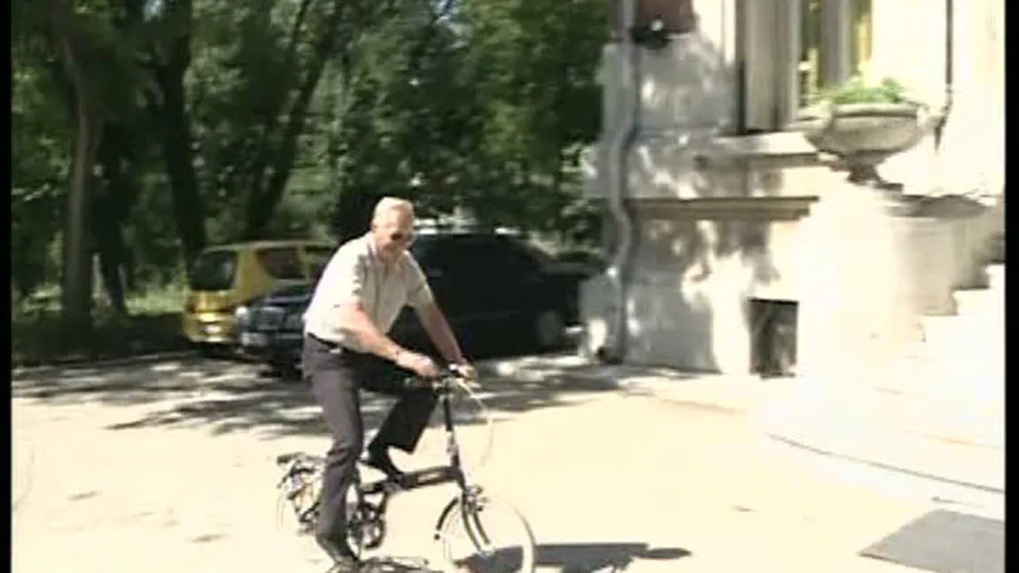 Stolojan pe bicicletă. De ce a pedalat eurodeputatul PDL până în Modrogan VIDEO