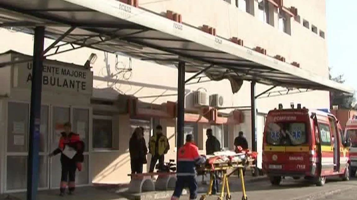 Om de afaceri în STARE GRAVĂ la spital după ce a căzut de pe o hală de producţie