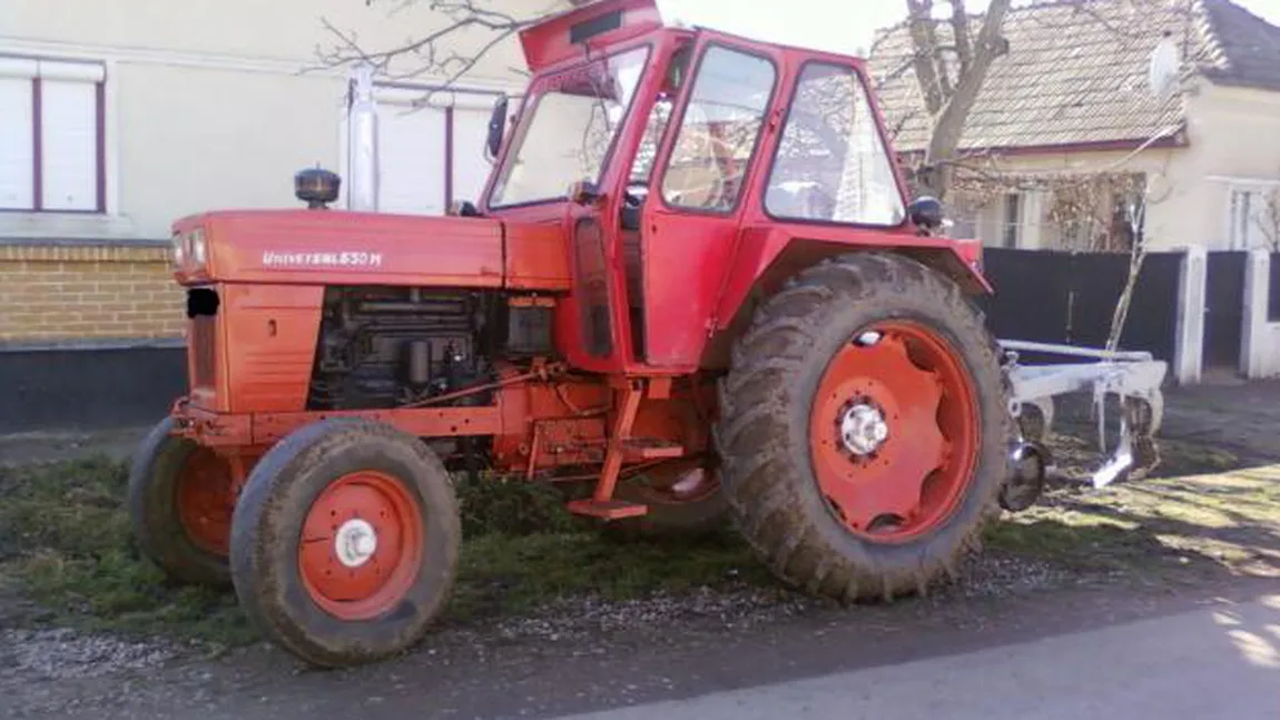 Un ŞOFER a ajuns în stare gravă la spital după ce a încercat să schimbe ROATA unui TRACTOR