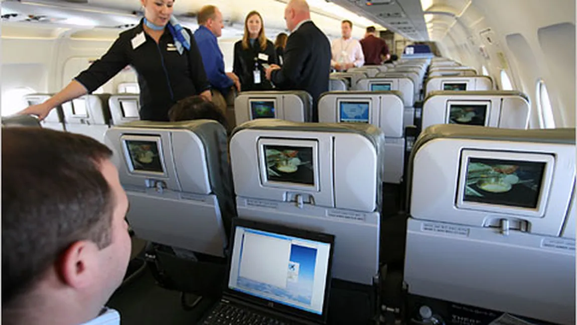 Broadband la înălţime: Internet fără întreruperi în avion, chiar şi deasupra oceanelor