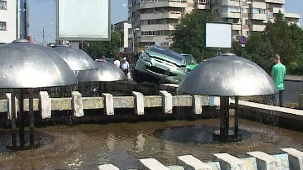 Accident spectaculos în Bacău. Cum a ajuns un şofer cu maşina în fântâna arteziană VIDEO
