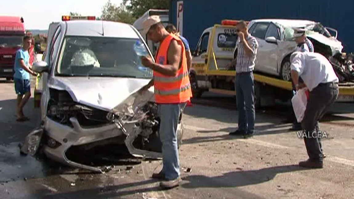 ACCIDENTE ÎN LANŢ pe şoselele din România. Trei persoane au murit şi alte 12 au fost rănite VIDEO