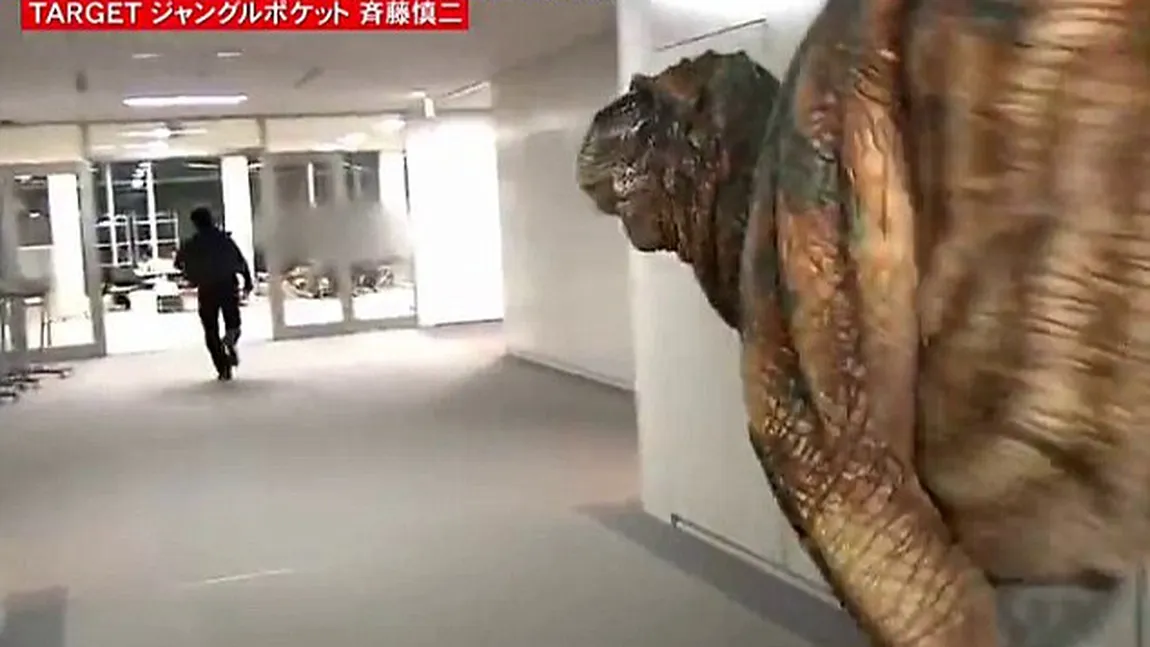 O farsă desprinsă din filmele SF: Cum reacţionează un japonez când se întâlneşte cu un dinozaur VIDEO