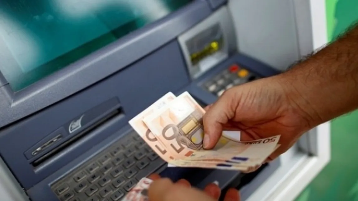 Doi tineri prinşi în flagrant în timp ce furau din bancomate