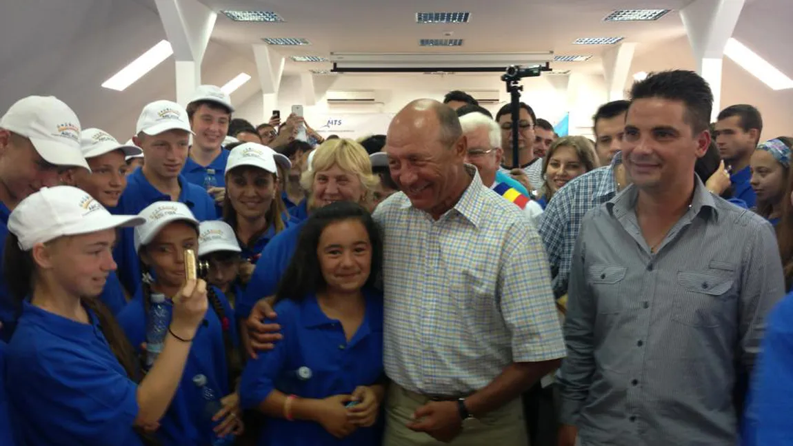 Traian Băsescu, baie de mulţime la Sulina. Ce i-a spus o profesoară din Republica Moldova VIDEO
