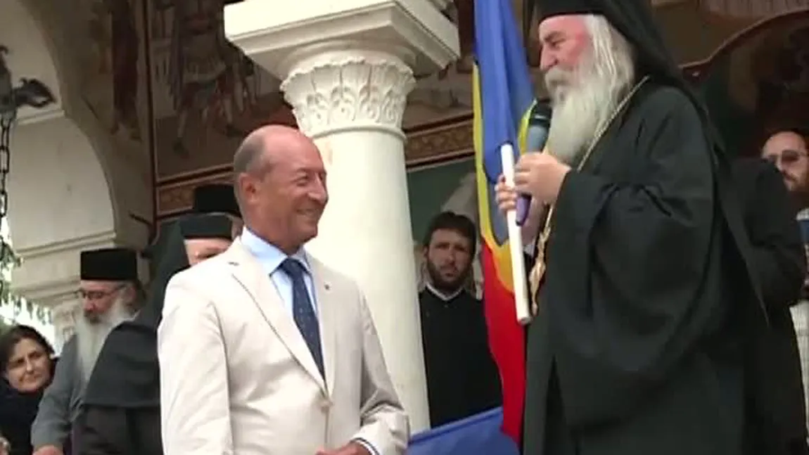 Băsescu a primit un steag tricolor de la arhiepiscopul Covasnei şi Harghitei VIDEO