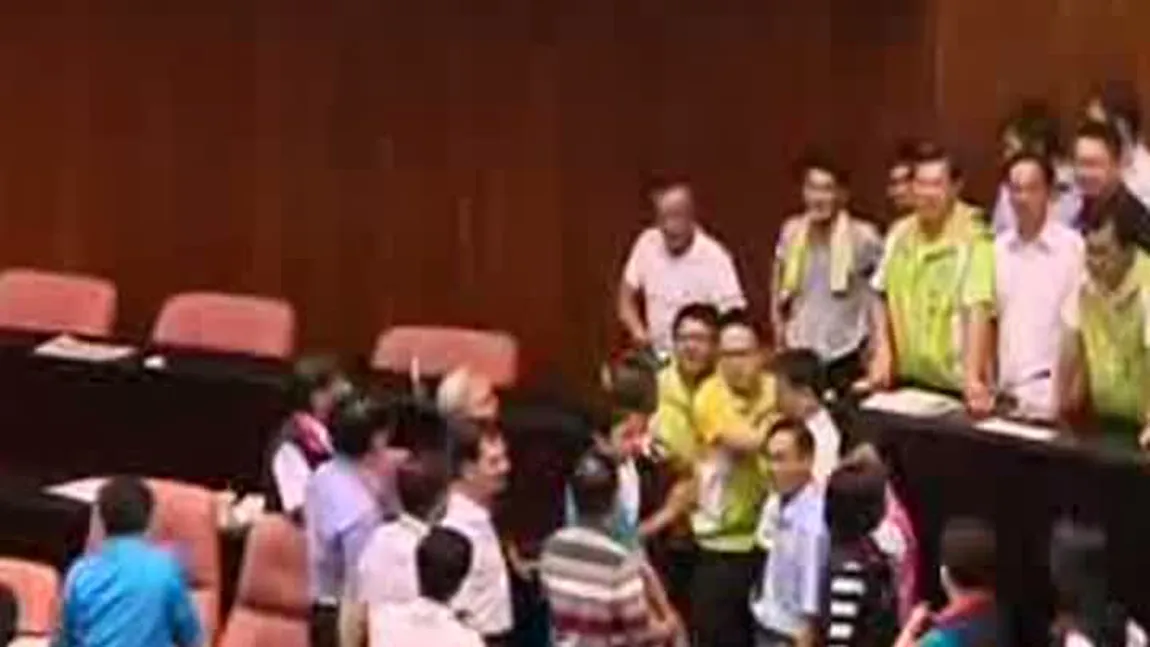 Bătaie generală în parlamentul din Taiwan: Aleşii şi-au împărţit pumni şi picioare VIDEO