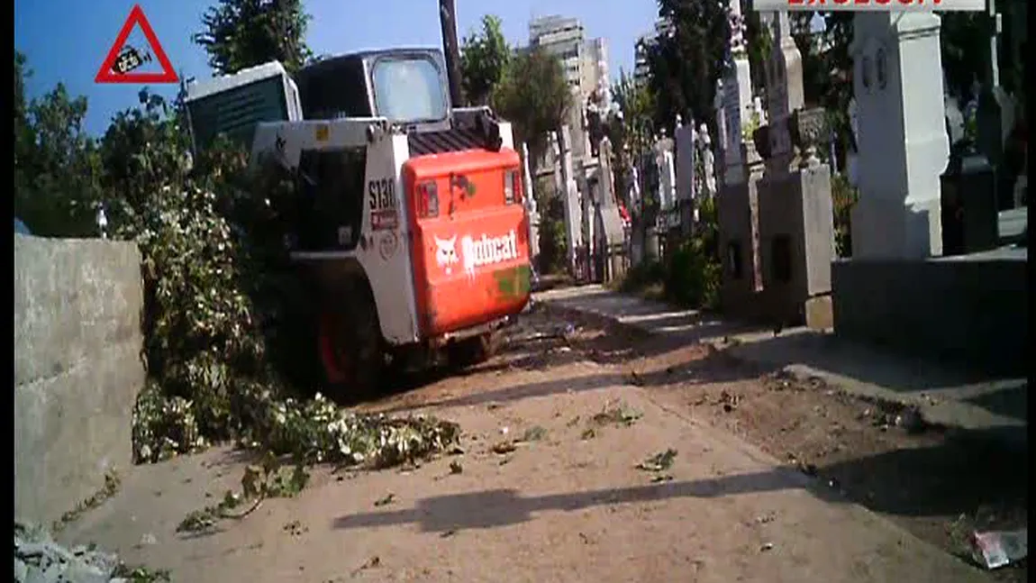 Cruci sparte şi morminte devastate de muncitori, într-un cimitir din Capitală VIDEO