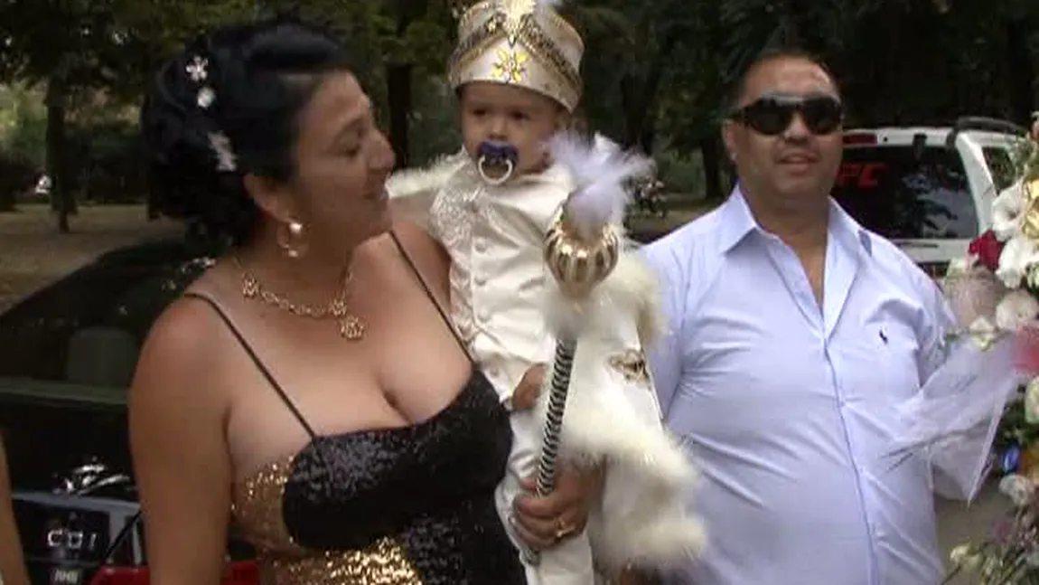 Copilul unor romi din Timişoara, botezat în costum de prinţ şi cu sceptrul în mână VIDEO
