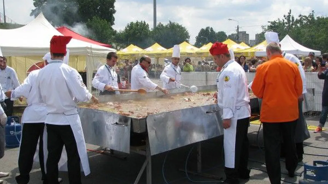 Bucătari din 17 ţări se întrec la Campionatul Internaţional de Gătit în Aer Liber din Cluj
